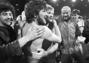 Los cuartos de final de la ya extinta Recopa, en su edici¨®n de la temporada 1985-86 dejaron un enfrentamiento para enmarcar, con una espectacular remontada del Bayer Uerdingen ante el Dynamo Dresden. Ambos equipos vivieron sus mejores temporadas a?os atr¨¢s. El Bayer Uerdingen, ahora conocido como KFC Uerdingen 05, milita en la tercera divisi¨®n alemana; mientras que el Dynamo Dresden mantiene su nombre y se encuentra en segunda. Remont¨¢ndonos a la temporada 1984-85, nos encontramos a dos rivales que dieron un gran espect¨¢culo en Europa. El Dynamo venci¨® 2-0 en el encuentro de ida de cuartos disputado en su estadio y se las promet¨ªa muy felices, ya que en el partido de vuelta se marcharon al descanso venciendo por 1-3. El destino deparar¨ªa un futuro macabro para los visitantes y es que el Bayer remont¨® hasta poner el marcador en 7-3, en una remontada para el recuerdo. El equipo alem¨¢n no llegar¨ªa mucho m¨¢s lejos en su andadura por la Recopa, ya que el Atl¨¦tico le ape¨® en la siguiente fase.