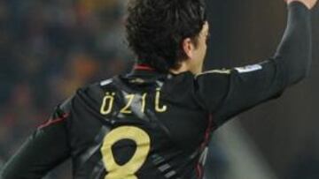 <b>GOLAZO.</b> Un golazo desde la frontal del área de Özil otorgó el liderato del grupo D a Alemania.