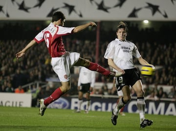 17 años y 218 días (Arsenal 5-1 Rosenborg, 07/12/04) 