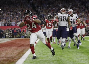 Devonta Freeman anotó el primer touchdown de la Super Bowl LI gracias a una buena carera lateral. los Falcons se ponían 7 - 0.