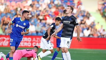 GETAFE (MADRID), 11/09/2022.- El noruego Alexander Sørloth (d), de la Real Sociedad, se lamenta durante el partido de la quinta jornada de Liga en Primera División que Getafe CF y Real Sociedad disputan hoy domingo en el Coliseum Alfonso Pérez, en Getafe. EFE/Rodrigo Jiménez