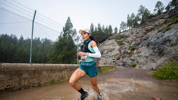Atleta corriendo por el barro en la Transgrancanaria 2026