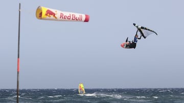 Nía Suardiaz volando alto en la semifinal de Big Air Wingfoil.