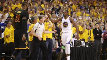 OAKLAND, CA - JUNE 12: LeBron James #23 of the Cleveland Cavaliers reacts as Kevin Durant #35 of the Golden State Warriors celebrates late in Game 5 of the 2017 NBA Finals at ORACLE Arena on June 12, 2017 in Oakland, California. NOTE TO USER: User expressly acknowledges and agrees that, by downloading and or using this photograph, User is consenting to the terms and conditions of the Getty Images License Agreement.   Ezra Shaw/Getty Images/AFP
 == FOR NEWSPAPERS, INTERNET, TELCOS &amp; TELEVISION USE ONLY ==