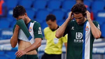 GRAF1356. SAN SEBASTI&Aacute;N, 02/07/2020.- Los jugadores del Espanyol, Didac Vil&aacute; (i) y el uruguayo Leandro Cabrera, durante el partido ante la Real Sociedad de LaLiga Santander de f&uacute;tbol disputado este jueves en el estadio Reale Arena de 