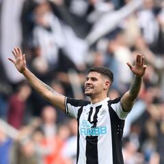 Guimaraes, goles de oro para el Newcastle