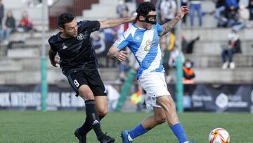 David Barral y Vicente pugnan por un bal&oacute;n en el DUX Inter-CF Talavera de la Reina de la jornada 25 de Primera RFEF.