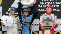 Reigning World Champion Fernando Alonso (C) of Spain displays his trophy on the podium with second placed Kimi Raikkonen (L) of Finland and third placed Ralf Schumacher (R) of Germany after winning the Australian Formula One Grand Prix in Melbourne, 02 April 2006. Alonso won the third race of the 2006 F1 GP season having started third on the grid.  AFP PHOTO/Torsten BLACKWOOD PODIO AUSTRALIA
 PUBLICADA 03/04/06 NA MA02 1COL NA MA10 1COL