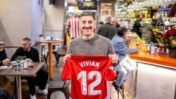 Óscar Vivian, primo de Dani posa con una camiseta del Athletic en la cafetería familiar.