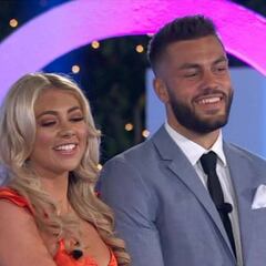 Un futbolista gana 'La isla de las tentaciones' británica tras un sonado 'edredoning'