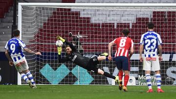 MADRID, SPAIN - MARCH 21: Jan Oblak of Atletico de Madrid saves a penalty from Joselu of Deportivo Alaves during the La Liga Santander match between Atletico de Madrid and Deportivo Alav&Atilde;&copy;s at Estadio Wanda Metropolitano on March 21, 2021 in Madrid, Spain. Sporting stadiums around Spain remain under strict restrictions due to the Coronavirus Pandemic as Government social distancing laws prohibit fans inside venues resulting in games being played behind closed doors.  (Photo by Denis Doyle/Getty Images)