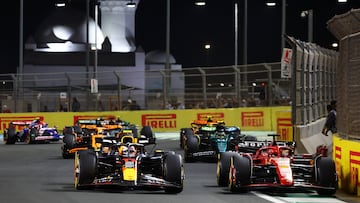 Pérez y Leclerc pugnan por la segunda posición en la salida del GP de Arabia Saudí 2024.