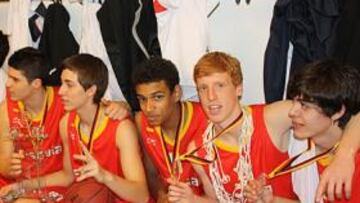 <b>JÚNIORS DE ORO. </b>La Selección Sub-18 celebra el título. En el centro, Josep Pérez y Guillermo Hernangómez, integrantes del quinteto ideal.
