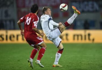 Bastian Schweinsteiger y Tornike Okriashvili.