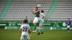 Elsinho, ganando un bal&oacute;n a&eacute;reo en el partido del Racing de Ferrol ante el Compostela.