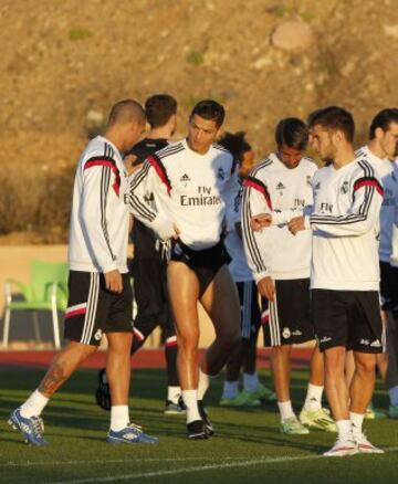 Cristiano Ronaldo charla con Pepe. 