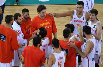 La selección española de baloncesto antes del comienzo del encuentro ante Croacia del Eurobasket 2017. 