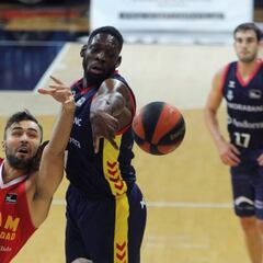 ‘Tunde’ Olumuyiwa ficha por el Baxi Manresa