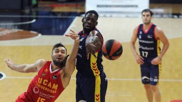 GRAF7923. ANDORRA LA VELLA, 20/09/2020.- Jaroslaw Zyskowski (i), alero polaco del UCAM Murcia y el pivot de Sierra Leona Babatunde Olumuyiwa, del MoraBanc Andorra, luchan por el balón durante el partido de la primera jornada de la Liga Endesa entre el MoraBanc Andorra y el UCAM Murcia, que se juega este domingo en el Poliesportiu d'Andorra. EFE/Fernando Galindo