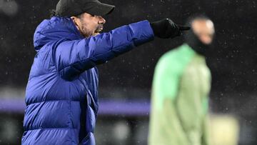 Atletico Madrid's Argentine coach Diego Simeone (L) gestures during a training session at the Feyenoord Stadium de Kuip in Rotterdam on November 27, 2023 on the eve of their UEFA Champions League Group E football match against Feyenoord. (Photo by Olaf Kraak / ANP / AFP)