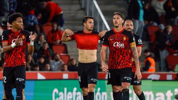 El delantero kosovar del Mallorca Vedat Muriqi (d) celebra con compañeros tras anotar el gol del empate durante el partido de LaLiga de la jornada 19 entre el Real Mallorca y el Barcelona, que se disputa este martes en el estadio de Son Moix.