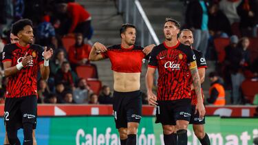 PALMA, 03/12/2024.- El delantero kosovar del Mallorca Vedat Muriqi (d) celebra con compañeros tras anotar el gol del empate durante el partido de LaLiga de la jornada 19 entre el Real Mallorca y el Barcelona, que se disputa este martes en el estadio de Son Moix.- EFE/ Cati Cladera