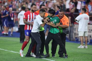 Varios aficionados saltaron al terreno de juego para pedir fotos a los jugadores.