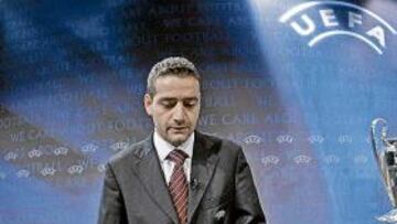 <b>LA HORA DE LA VERDAD. </b>Antonio Giachino, director de competiciones de la UEFA, se dispone a sacar la bola que emparejó al Madrid.