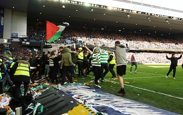 La eliminación del Rangers a manos del Celtic en el partido de Copa provocó la invasión de campo y la pelea de los seguidores de ambos equipos. La policía tuvo que intervenir.