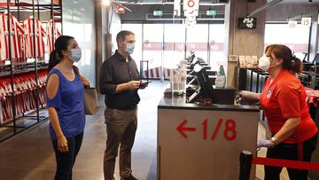 Clientes en las tiendas del Atlético que han reabierto hoy.