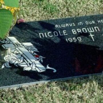 La lápida de Nicole Bown, la exmujer asesinada de O. J. Simpson, en el cementerio de Lake Forest, a 60 kilómetro de Los Ángeles, California.