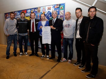 Iniesta entrega su histórica camiseta al Espanyol, flanqueado por Luis García, Mauricio Pochettino, Sandro Rosell, Dani Sánchez Llibre, Iván de la Peña, David García y Ferran Corominas.