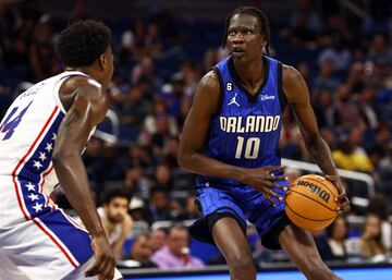 Bol Bol (Orlando Magic) frente a Paul Reed (Philadelphia 76ers)