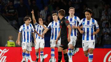 SAN SEBASTI?N, 19/10/2022.- Los jugadores de la Real Sociedad celebran el 1-0 durante el encuentro de la d¨¦cima jornada de LaLiga entre la Real Sociedad y el Real Club Deportivo Mallorca, este mi¨¦rcoles en el Reale Arena en San Sebasti¨¢n. EFE/ Juan Herrero