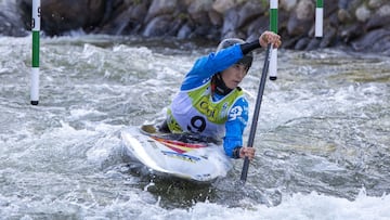 La piragüista Nuria Villarubla entrena en el canal de Pau para la Copa del Mundo de Eslalon.