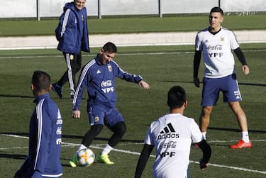 No more adjectives to describe Messi, says Scaloni