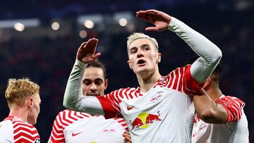 Leipzig (Germany), 20/09/2023.- Leipzig's Benjamin Sesko celebrates with teammates after scoring the 1-0 goal during the UEFA Champions League group G soccer match between RB Leipzig and BSC Young Boys, in Leipzig, Germany, 13 December 2023. (Liga de Campeones, Alemania) EFE/EPA/FILIP SINGER