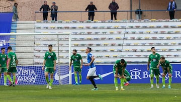 Decepción del Deportivo tras el 2-2 del San Fernando.