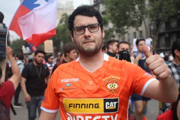 Hinchas de distintos clubes llegaron hasta Plaza Italia para ser parte de la manifestación más masiva. Hasta los archirrivales se tomaron fotografías juntos.