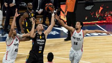 GRAFCAN7894. LA LAGUNA (TENERIFE), 21/04/2021.- El jugador del Lenovo Tenerife Sulejmanovic (c) y los jugador del Bilbao Basket Dos Anjos (i) y Jenkins (d) durante el partido de la jornada 36 de la Liga Endesa que ambos equipos disputaron este miércoles en el pabellón Santiago Martín en La Laguna. EFE/ Miguel Barreto