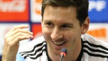 Messi, en sala de prensa, sonriente.