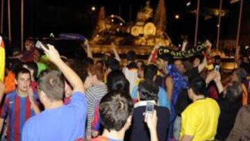 <b>EN MADRID. </b>Más de 300 aficionados culés celebraron el triunfo del Barcelona ante La Cibeles.