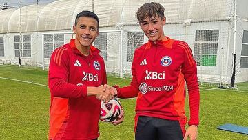 Alexis Sánchez le presenta un talento a la U, Barcelona y Arsenal: “Es muy hábil”