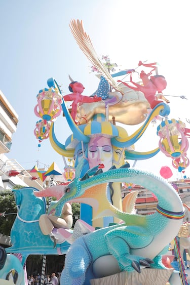 Las fallas visten las calles de Alicante. 