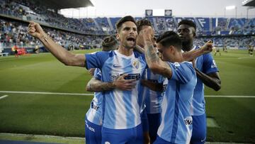 El Málaga arrolla al Oviedo pese a jugar con 10 más de una hora