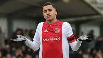Abdellah Ouazane celebra un gol con el Ajax.