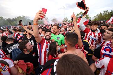 Los jugadores del Atlético de Madrid salen al exterior de Zorrilla para celebrar el título de Liga con los seguidores que se habían desplazado 