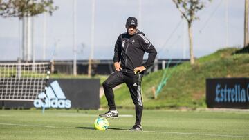 Eduardo Coudet durante el entrenamiento en la ciudad deportiva.