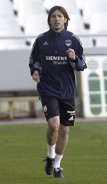La temporada 03/04 es cedido al Girondins de Burdeos, donde disputa 27 partidos y consigue 3 goles.