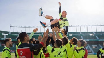 18/04/18  ELCHE HOMENAJE A NINO JUGADOR CON MAS PARTIDOS ELCHE MANTEO